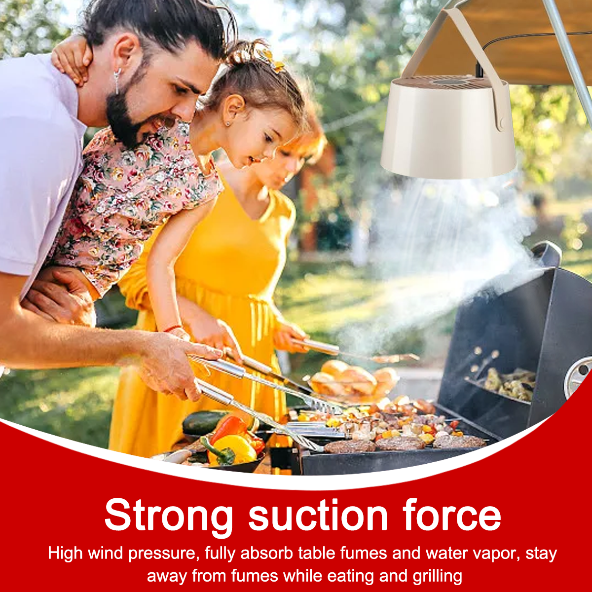Familie grillt im Freien. Ein Mann hält ein Kind, eine Frau grillt Essen. Ein Sauggerät hängt über dem Grill.