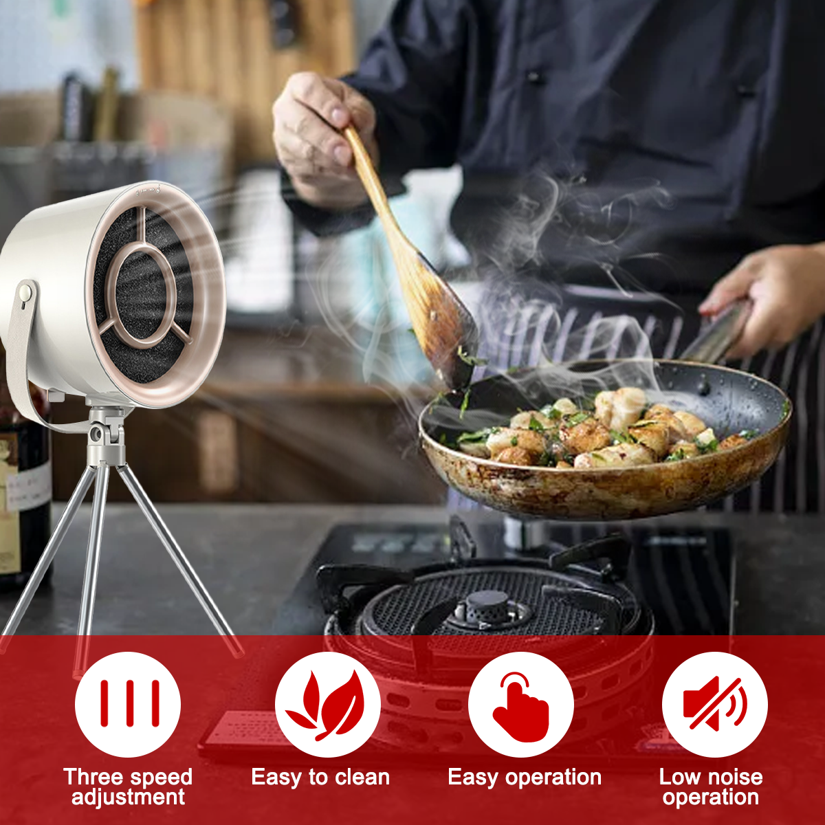 Ein Koch kocht Essen in einer Pfanne, Dampf steigt auf. Ein weißer Ventilator steht auf einem Stativ. Icons zeigen Funktionen.