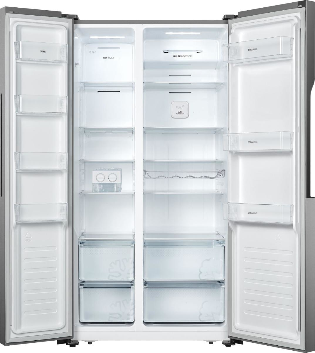 Un frigorifero side-by-side d'argento aperto. All'interno sono visibili ripiani, cassetti e scomparti. Sono presenti etichette come 'NoFrost' e 'XtraSpace'.