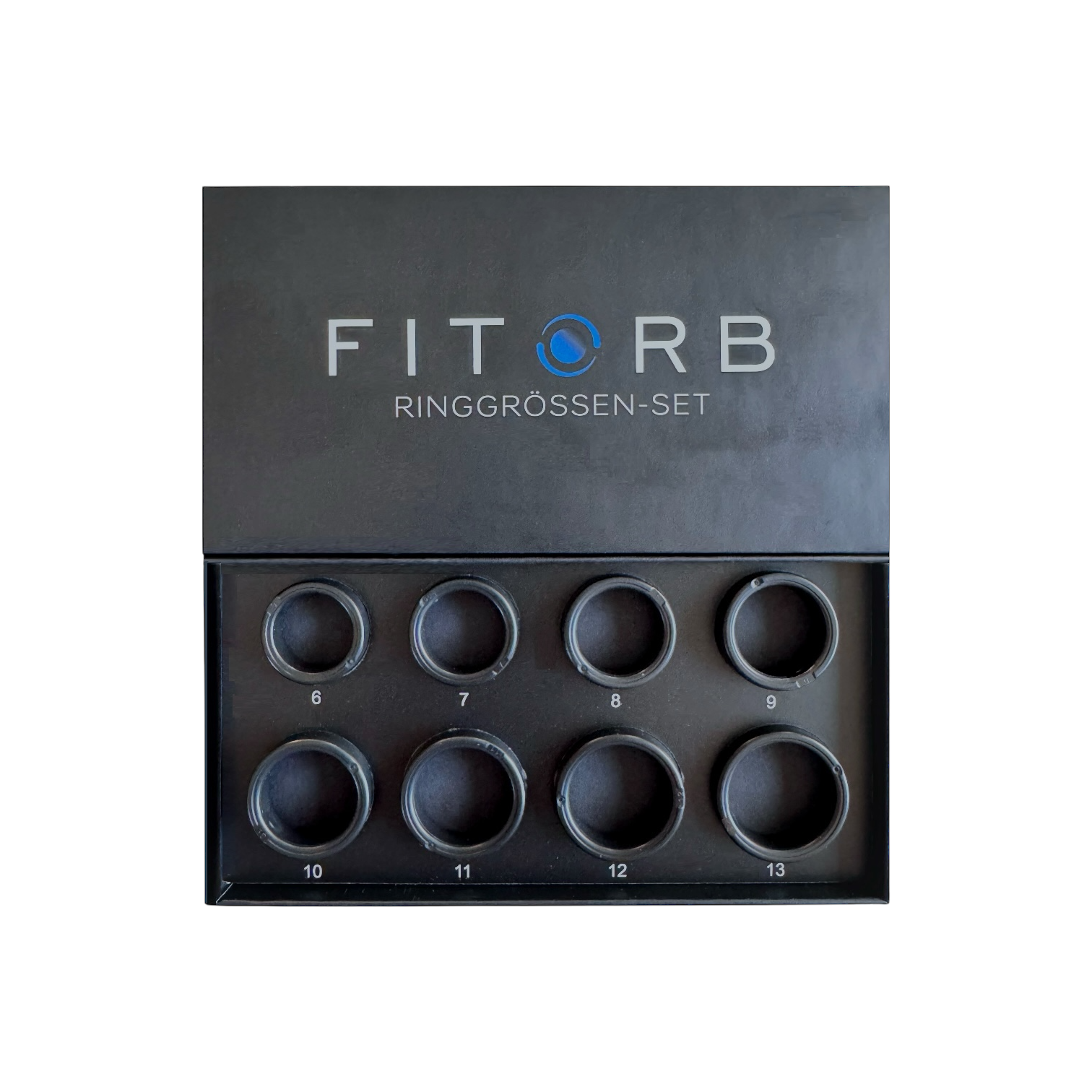 Eine schwarze Schachtel mit Ringen, die mit 6-13 beschriftet sind. Die Schachtel trägt die Aufschrift FITORB RINGGRÖSSEN-SET. Der Hintergrund ist schwarz.