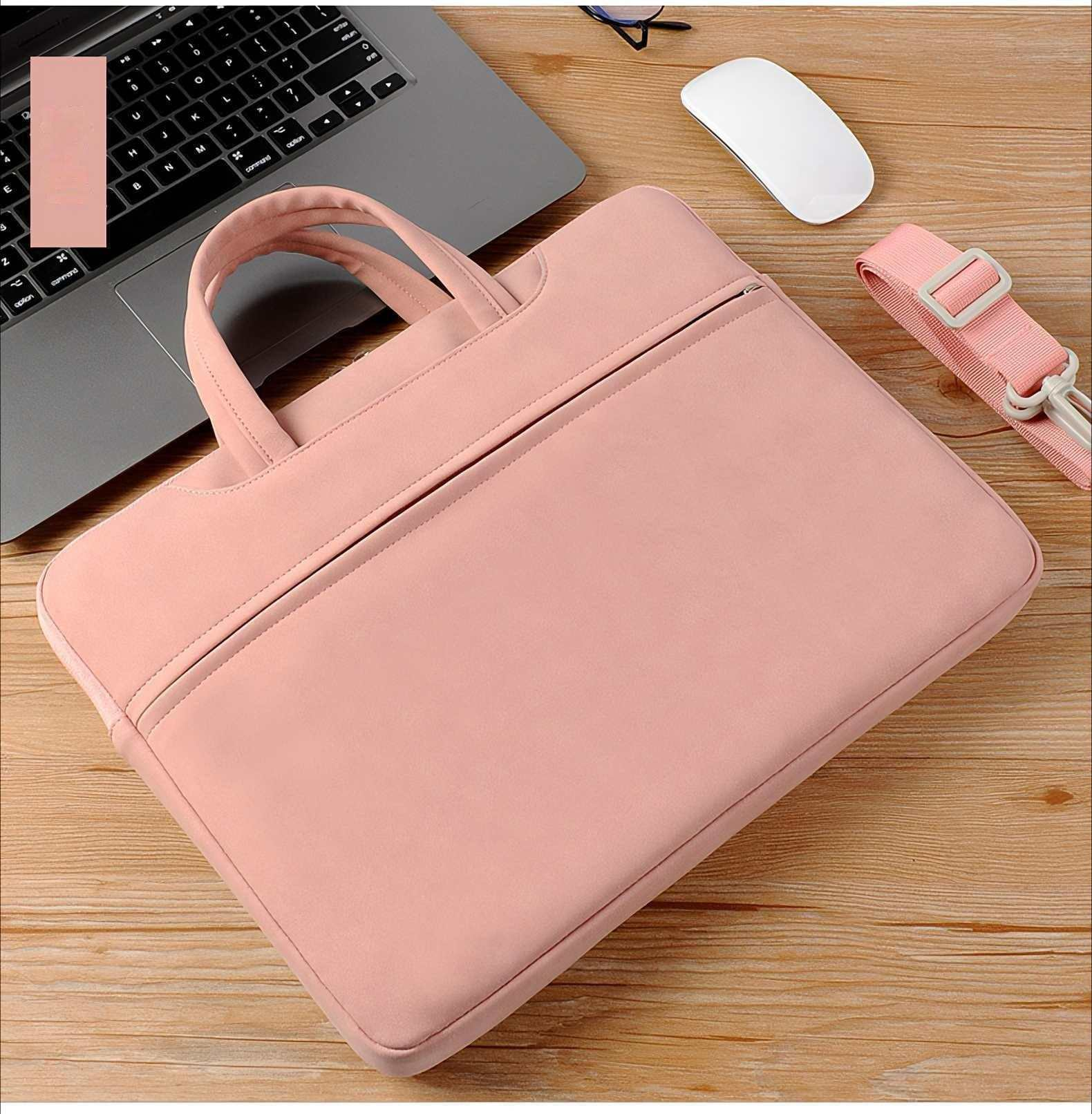 Eine rosa Laptoptasche mit Griffen, einem Riemen und einem Laptop auf einer Holzoberfläche. Eine weiße Maus und eine Brille sind ebenfalls zu sehen.