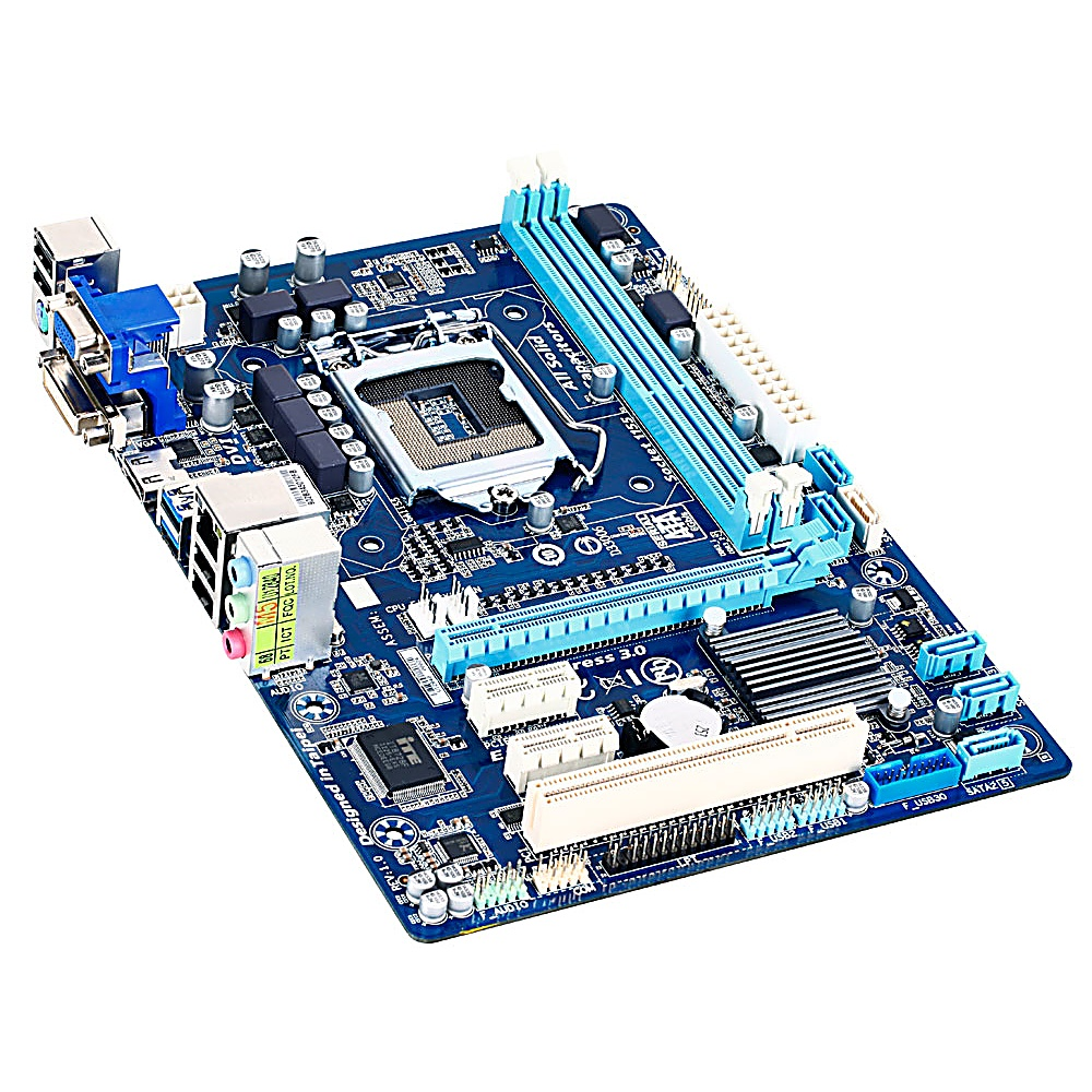 Una scheda madre blu per computer con vari componenti, tra cui slot, porte e un socket CPU, su sfondo bianco.