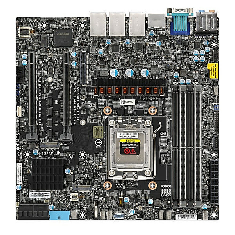 Una scheda madre Supermicro nera con molti componenti, tra cui slot, porte e socket della CPU.