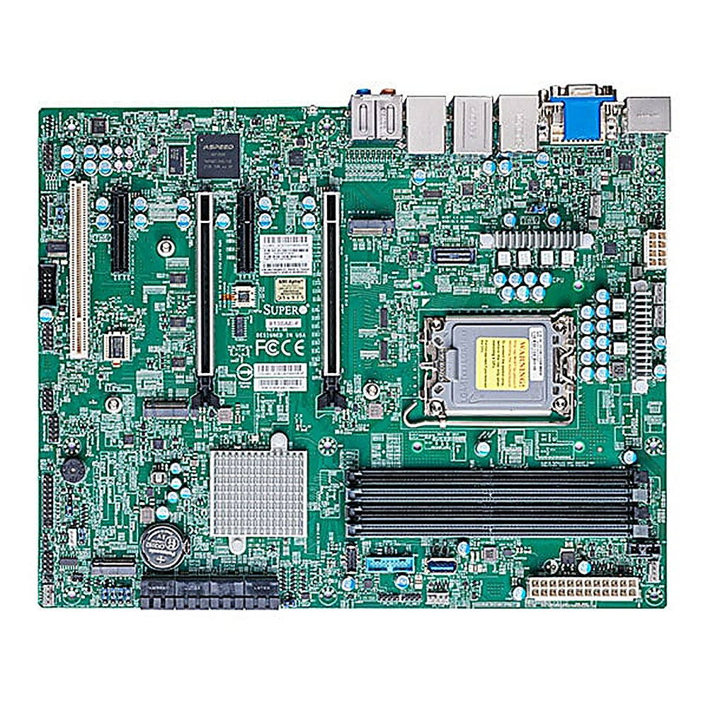 Scheda madre del computer verde con vari componenti. Dispone di slot, porte e chip. Il marchio SUPER è visibile.