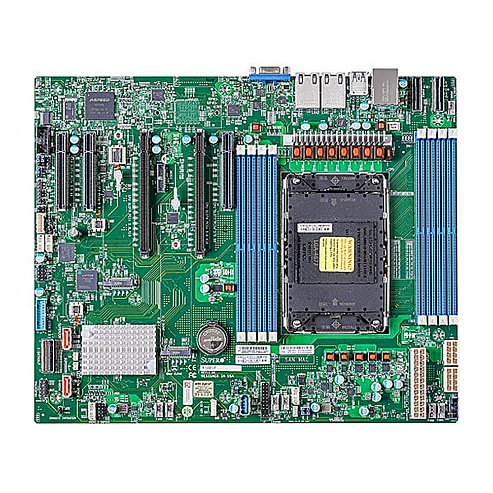 Una scheda madre di computer verde con slot blu e neri, connettori e vari componenti elettronici. Lo sfondo è bianco.