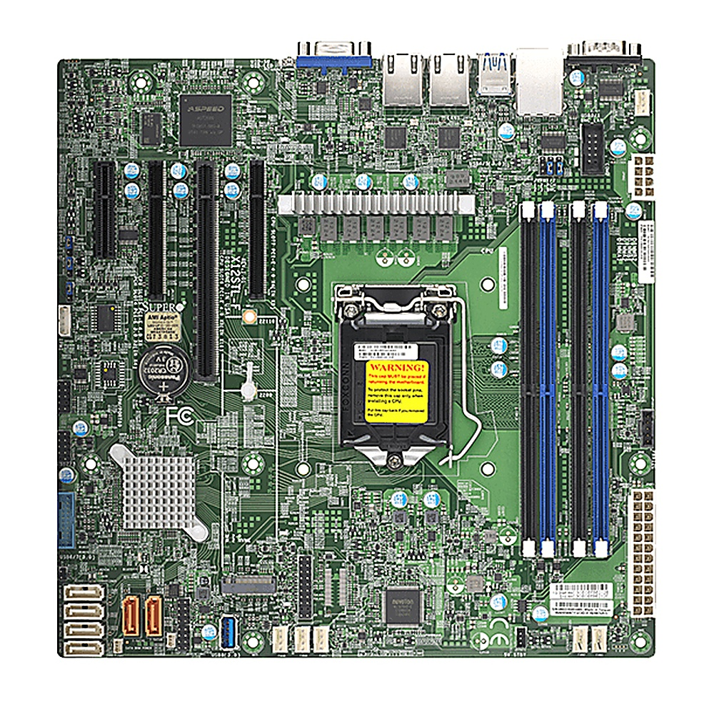 Una scheda madre verde per computer. Ha vari componenti, tra cui chip, slot e connettori. È visibile un'etichetta di avvertimento gialla.