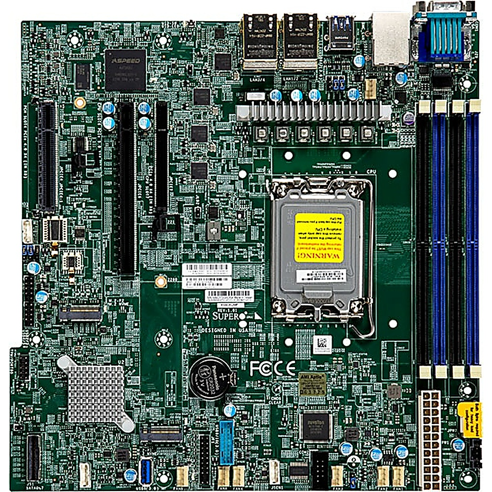 Un circuito stampato verde con molti piccoli componenti. Include slot, chip e un socket CPU. Sono visibili diversi slot blu e neri.