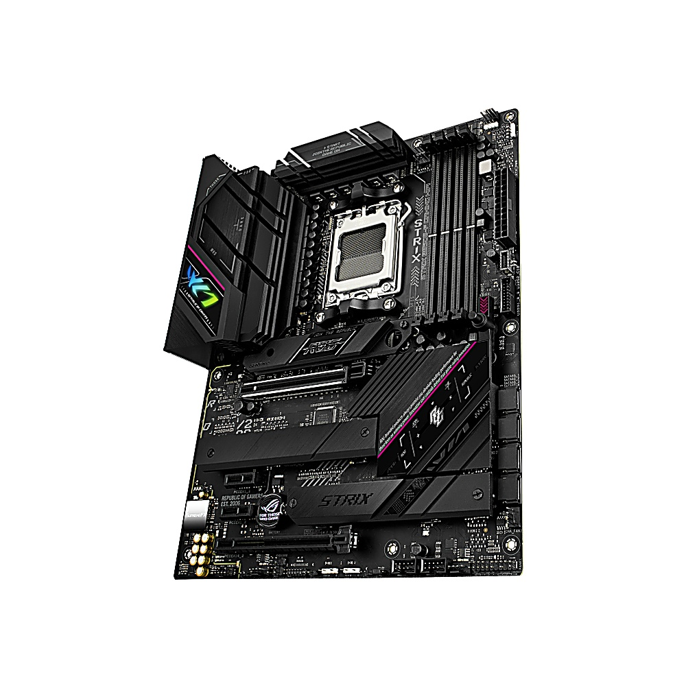 Czarna płyta główna ASUS ROG Strix, widok pod kątem, widoczne komponenty. Zawiera gniazdo CPU, gniazda RAM i różne złącza.