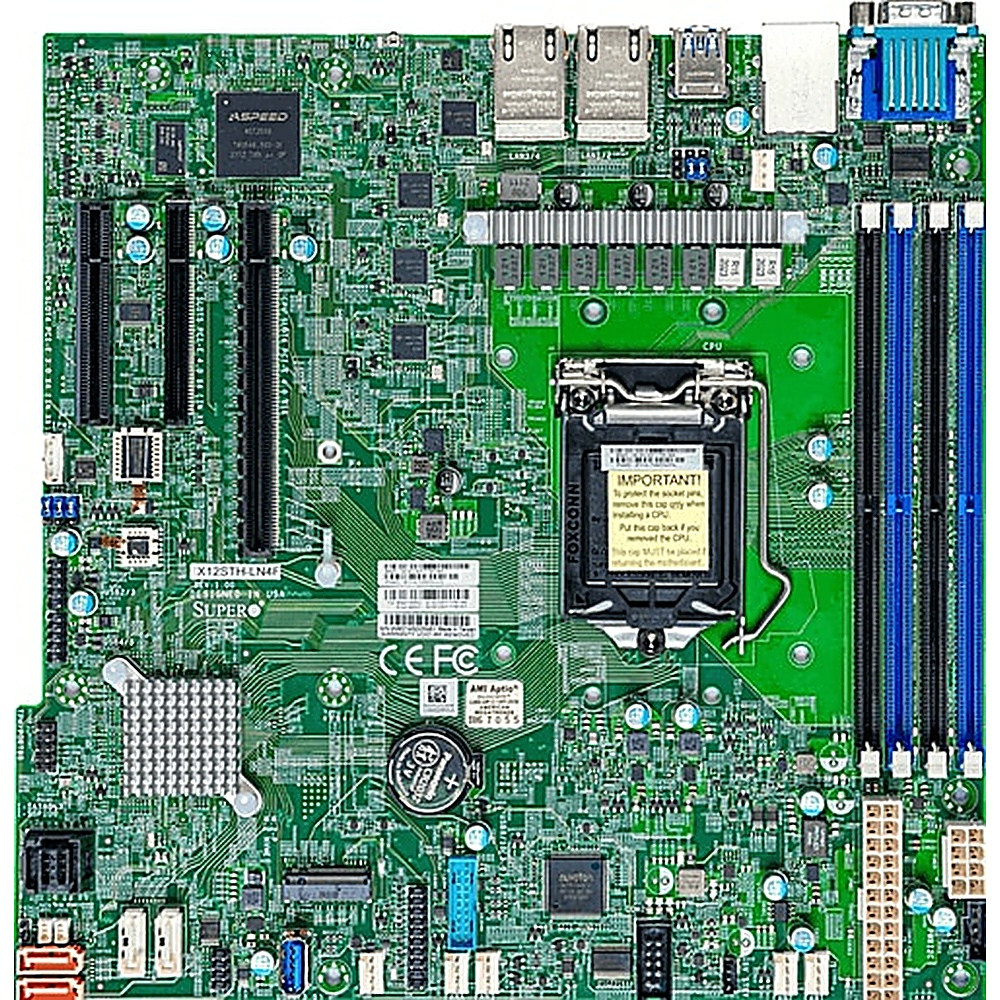 Una scheda madre verde con vari chip, slot e connettori. Ha un socket CPU, slot RAM ed etichette come 'SUPER' e 'CE FC'.