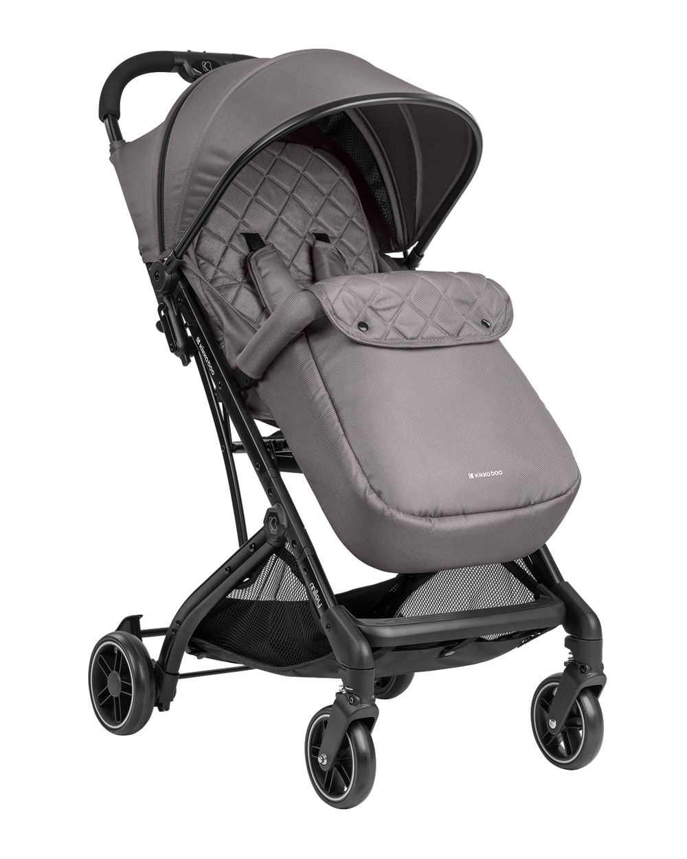 Ein grauer Kinderwagen mit schwarzem Rahmen. Er hat ein Verdeck, einen gesteppten Sitz und eine Fußabdeckung. Die Räder sind schwarz. Der Hintergrund ist weiß.