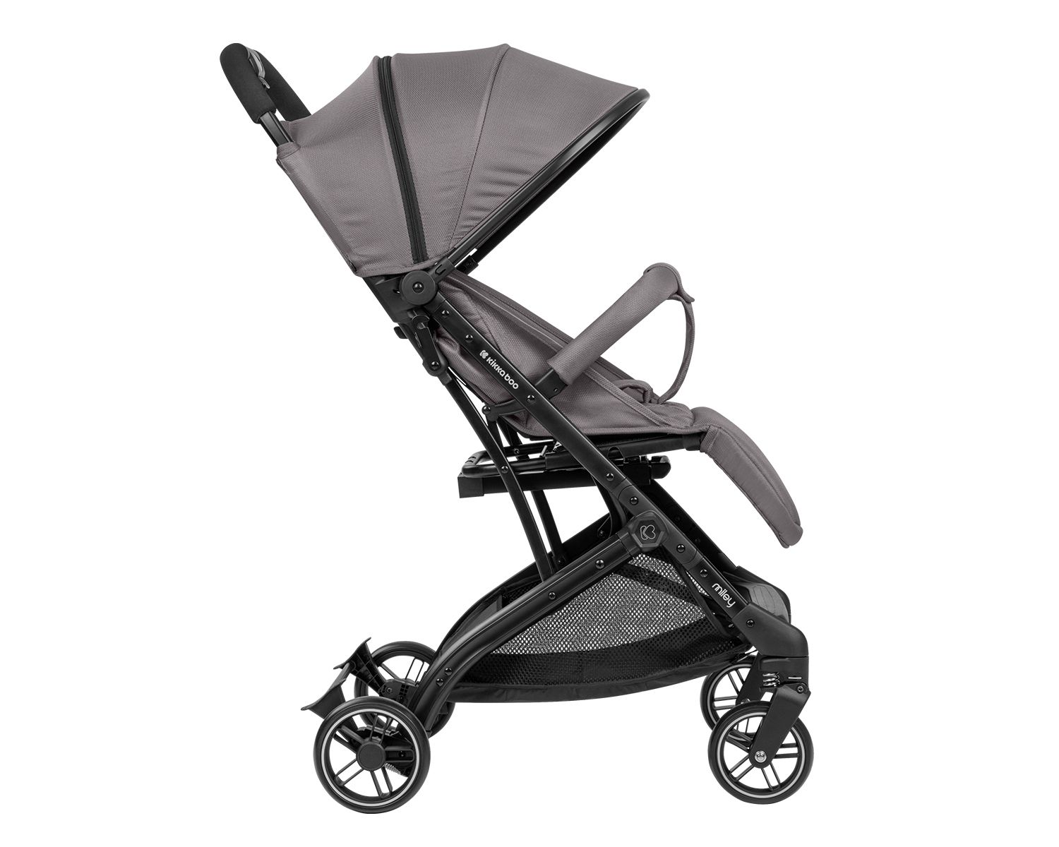 Ein grauer Kinderwagen mit schwarzem Rahmen. Er hat ein Verdeck, einen Sitz und vier Räder. Der Kinderwagen steht auf weißem Hintergrund.