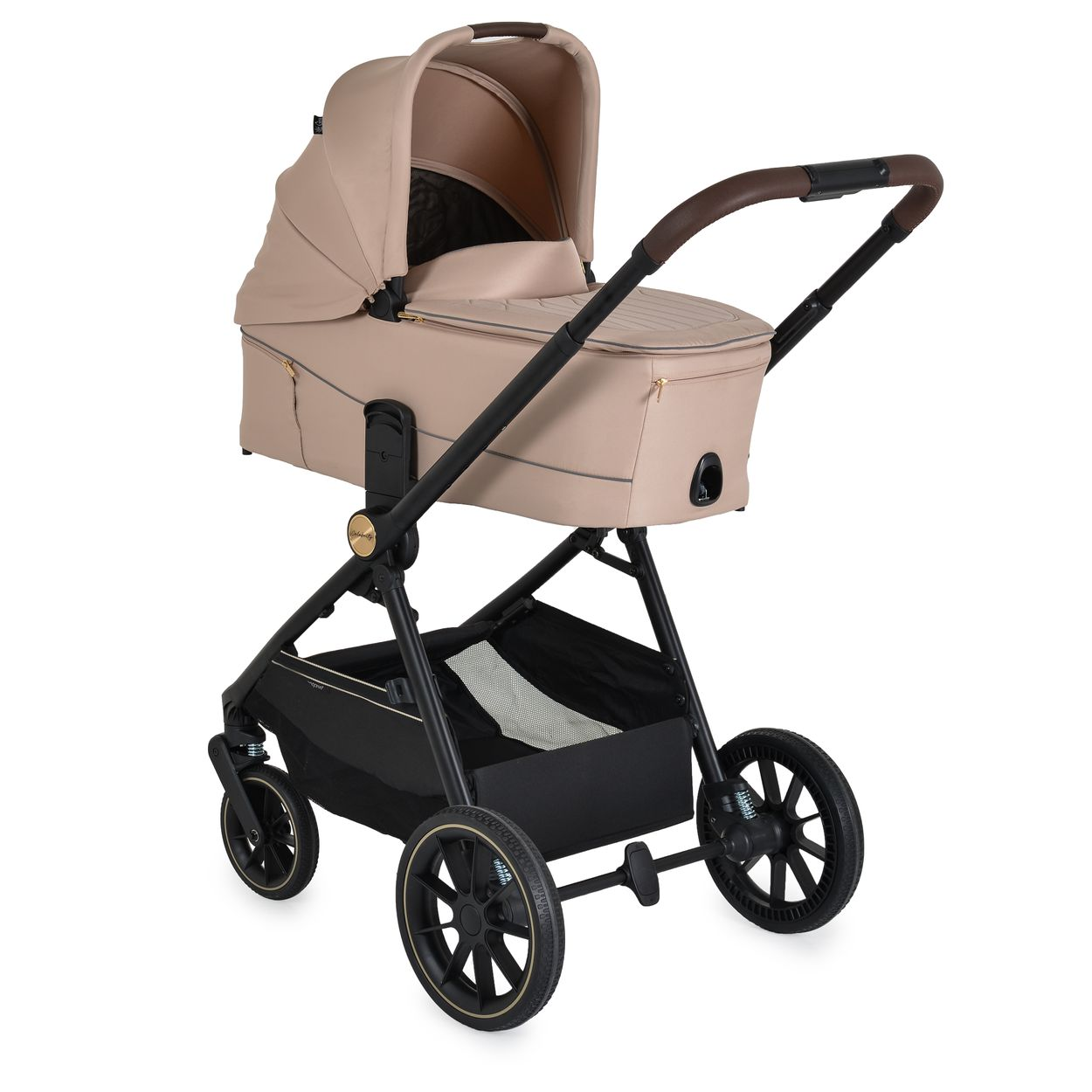 Ein beiger Kinderwagen mit schwarzem Rahmen, braunem Griff und schwarzen Rädern. Der Kinderwagen steht auf weißem Hintergrund.