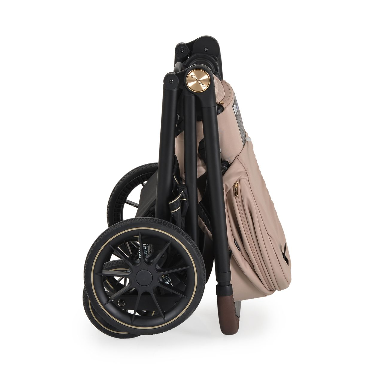 Zusammengeklappter beigefarbener und schwarzer Kinderwagen auf weißem Hintergrund. Der Kinderwagen hat große Räder und eine Aufbewahrungstasche.