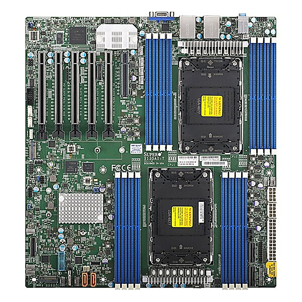 Una scheda madre verde per computer con vari componenti, tra cui slot, porte e chip. Slot RAM blu e socket CPU neri visibili.