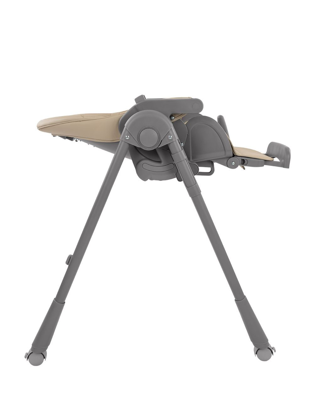 Una trona gris y beige. Tiene un asiento acolchado, patas ajustables y una bandeja. La silla está sobre un fondo blanco.