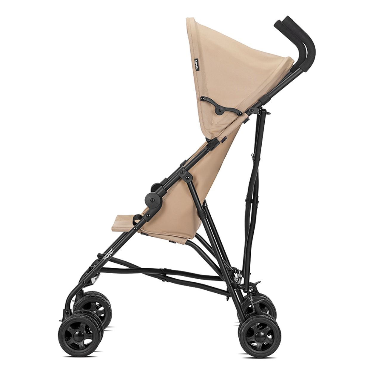 Ein beiger Kinderwagen mit schwarzem Gestell ist von der Seite zu sehen. Er hat vier Räder, ein Sonnensegel und einen Griff. Der Hintergrund ist weiß.