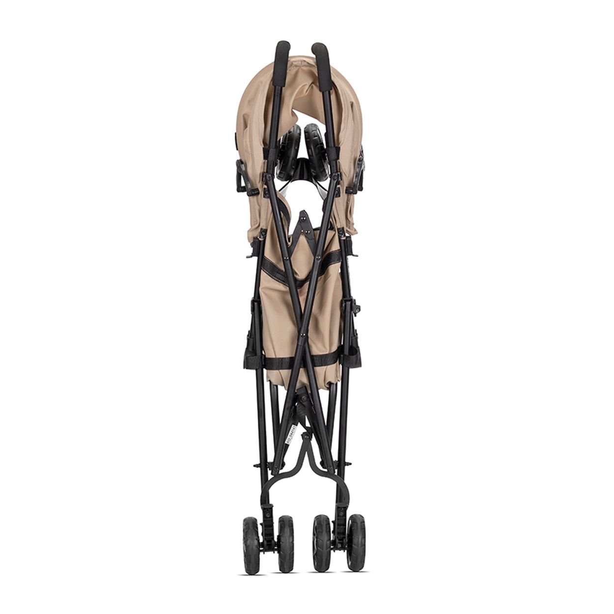 Ein zusammengeklappter beiger Kinderwagen mit schwarzem Rahmen ist vor einem weißen Hintergrund zentriert. Griffe oben, Räder unten.