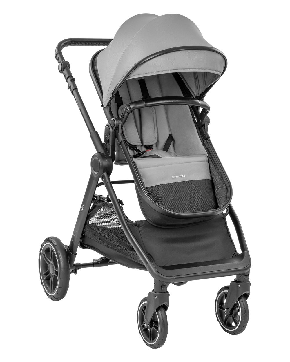 Ein grauer und schwarzer Kinderwagen ist abgebildet. Er hat ein Verdeck, einen Sitz und Räder. Der Kinderwagen steht vor weißem Hintergrund.