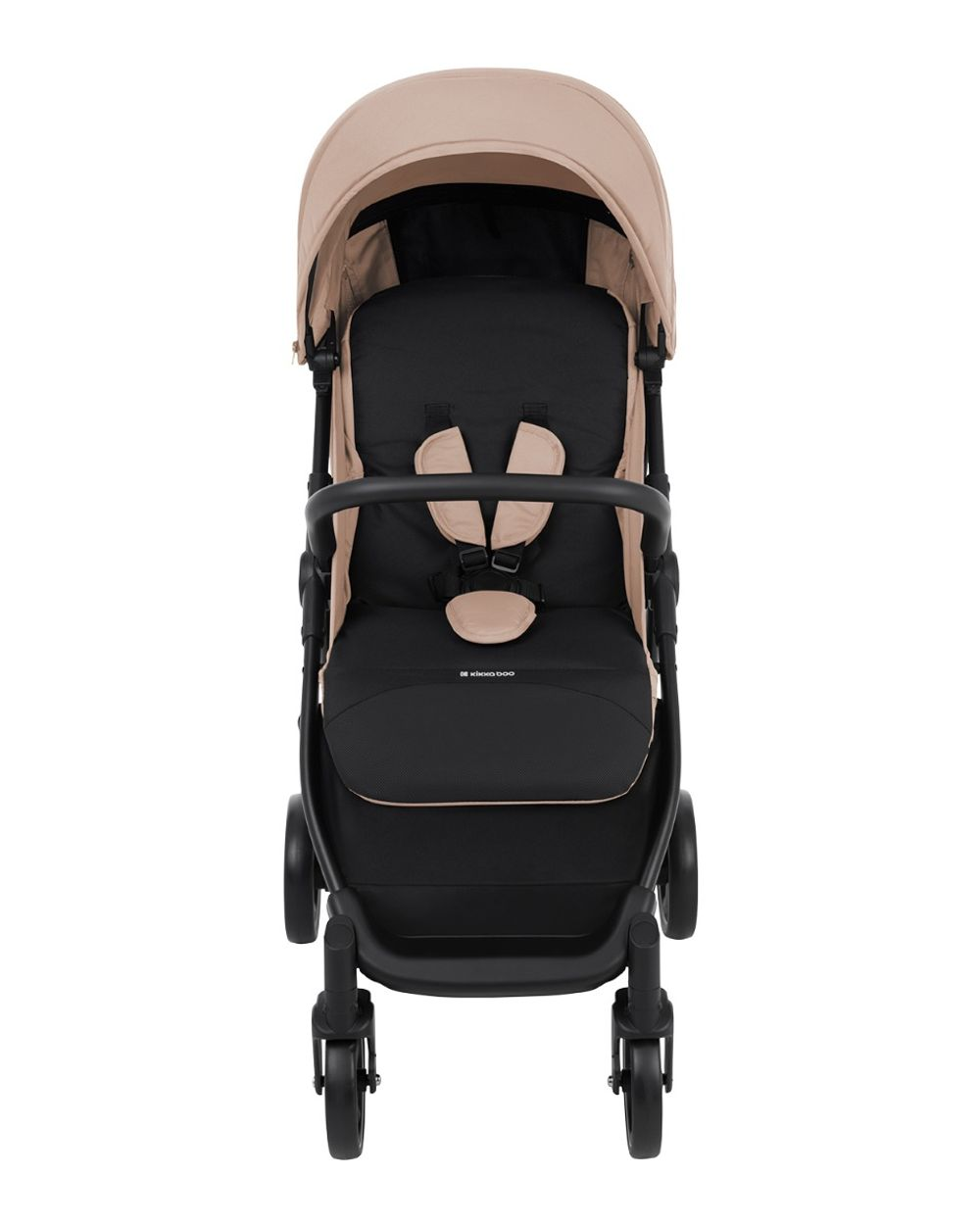 Ein beige-schwarzer Kinderwagen wird von vorne gezeigt. Er hat ein Verdeck, einen Sitz mit Sicherheitsgurten und vier Räder, perfekt für ein Baby.