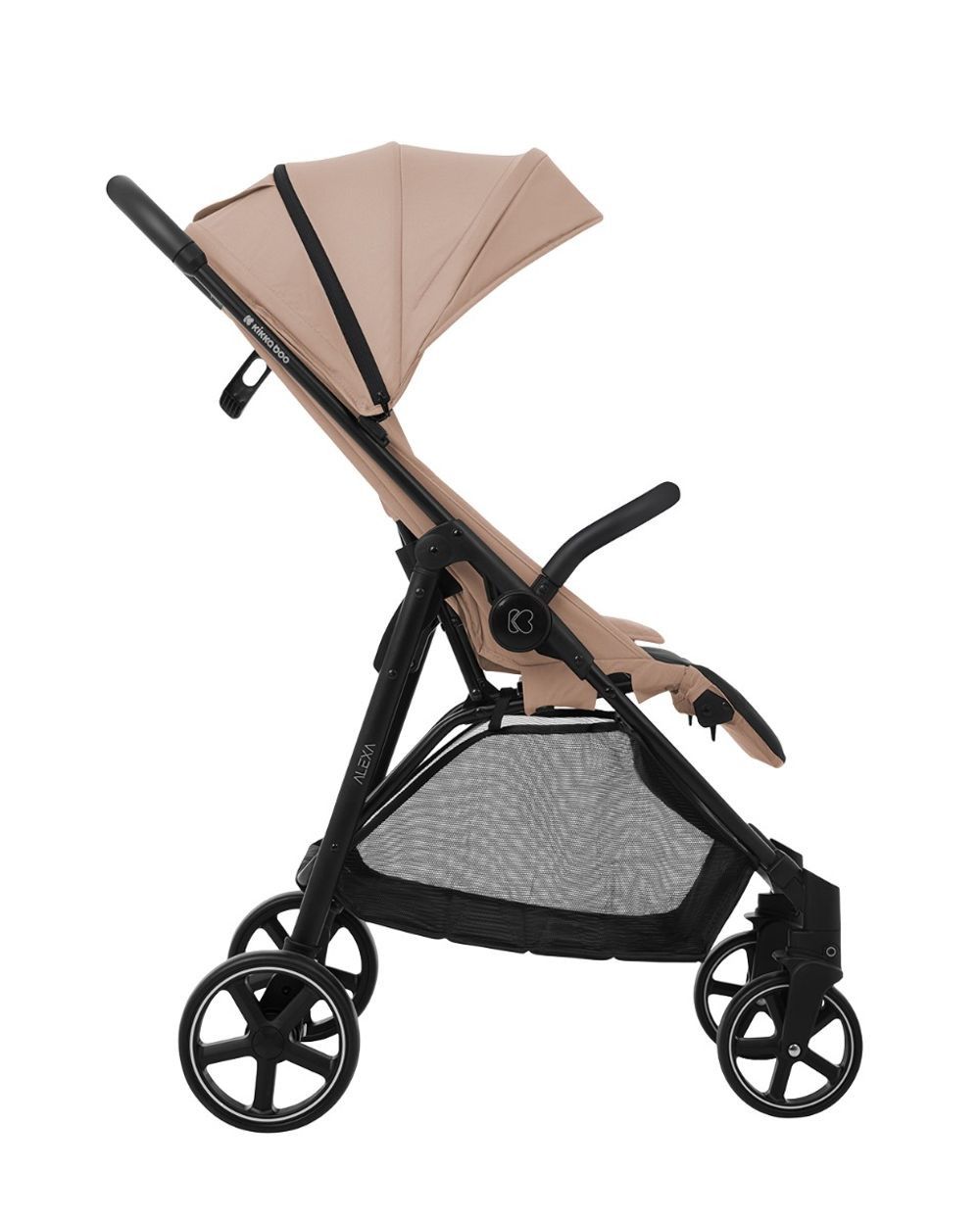 Ein beigefarbener und schwarzer Kinderwagen, Seitenansicht. Er hat ein Verdeck, Griffe und Räder. Unter dem Sitz befindet sich ein Aufbewahrungskorb.