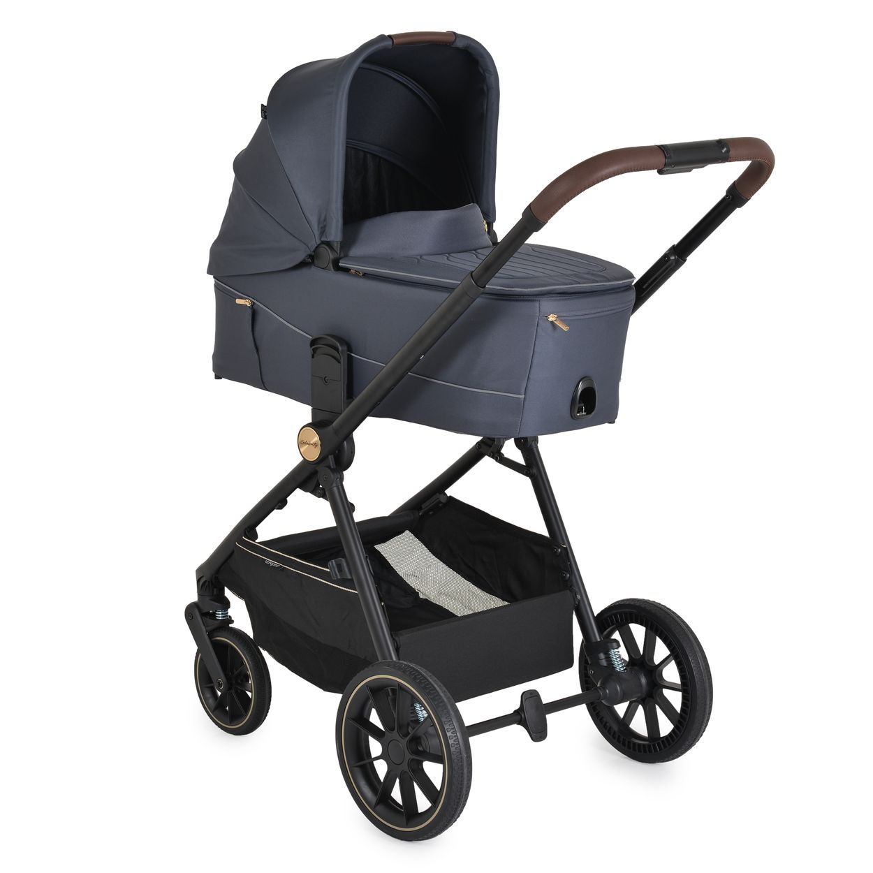 Ein marineblauer und schwarzer Kinderwagen mit braunen Ledergriffen. Er hat einen Aufbewahrungskorb und vier Räder auf weißem Hintergrund.