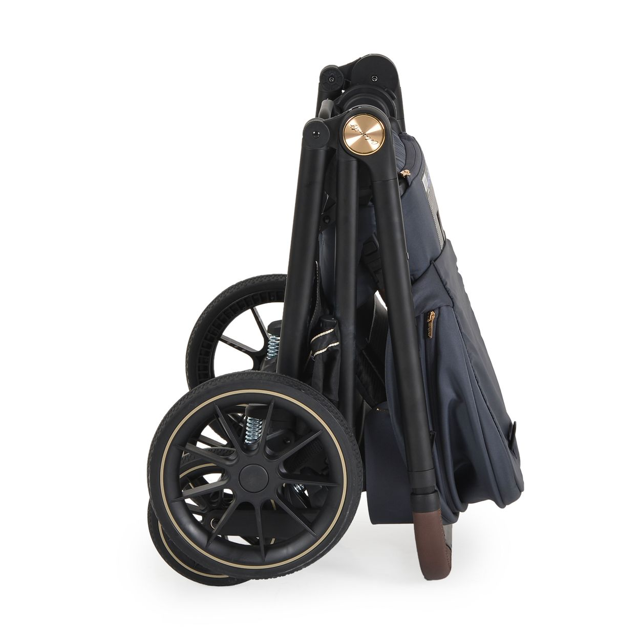 Ein zusammengeklappter dunkelblauer Kinderwagen mit schwarzem Rahmen und goldenen Akzenten, Räder sind sichtbar. Der Kinderwagen steht auf weißem Hintergrund.