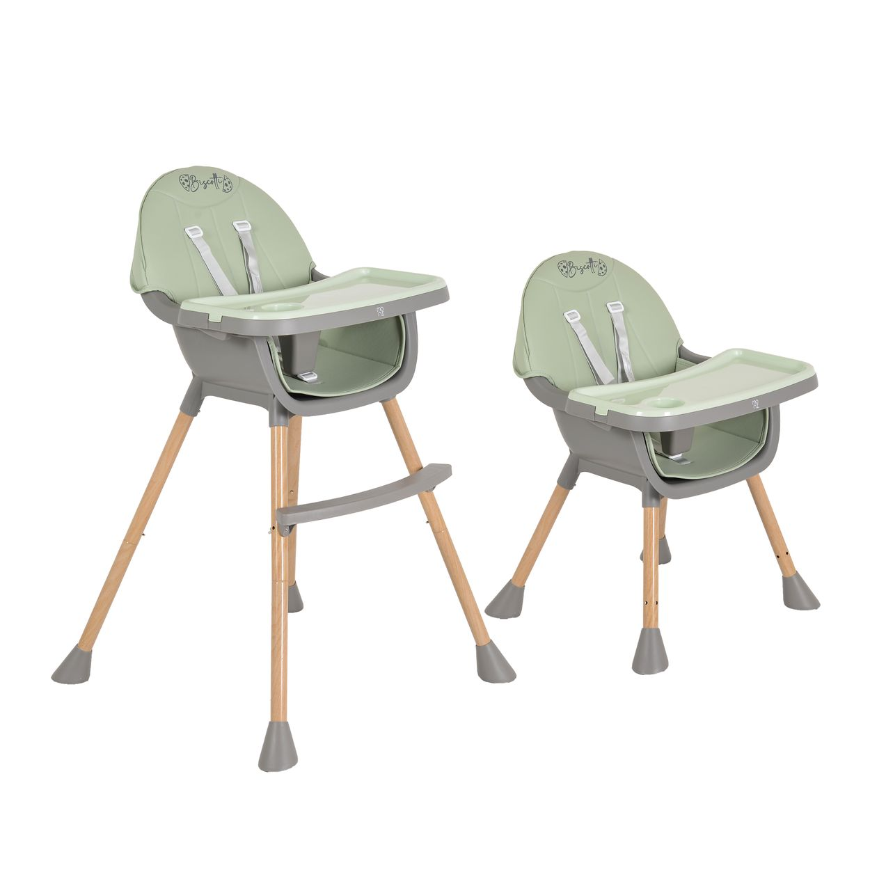 Zwei Babyhochstühle. Grüne Sitze, graue Rahmen und Holzbeine. Einer ist größer als der andere. Beide haben Tabletts und Gurte.