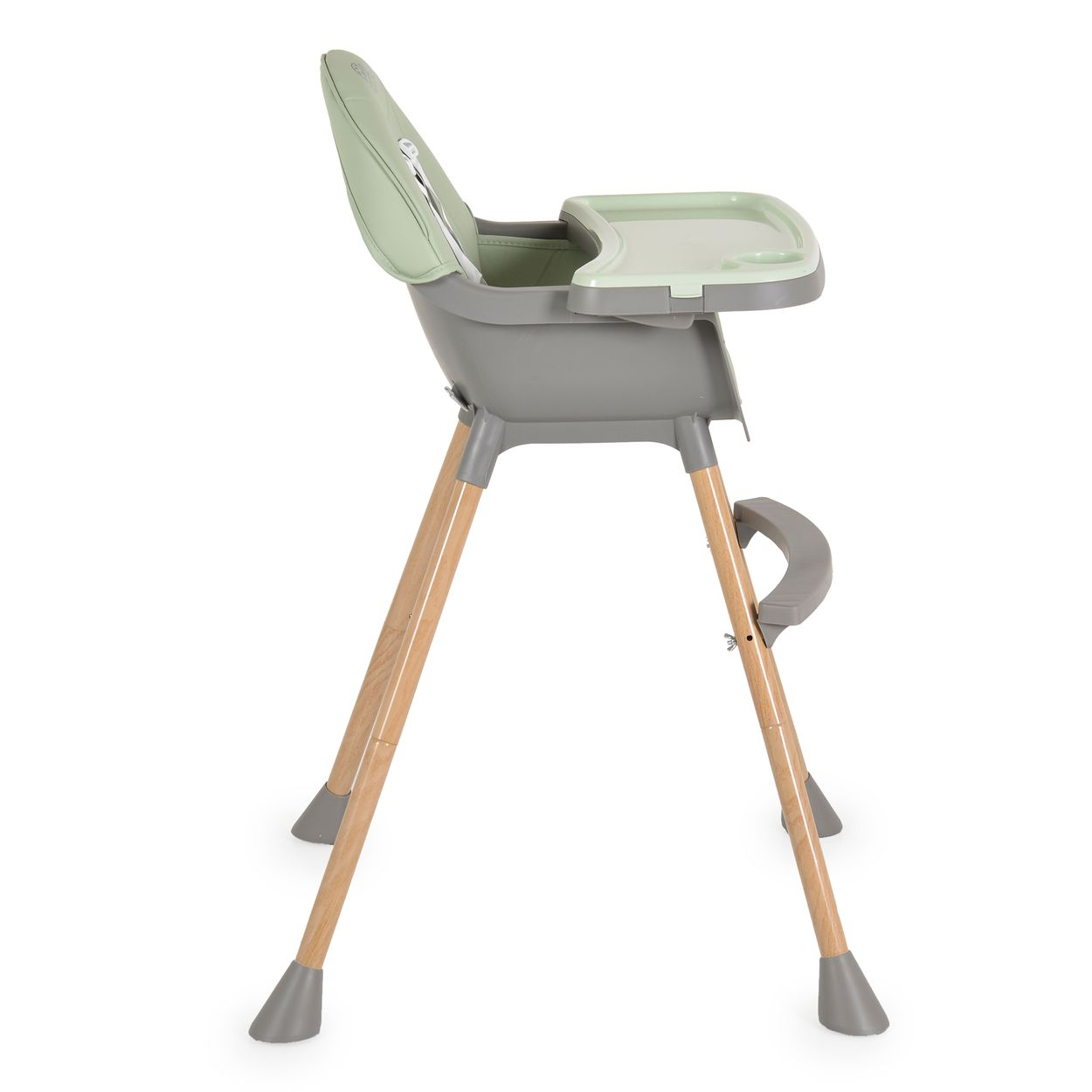 Ein Hochstuhl mit grünem Sitz und Tablett. Er hat Holzbeine und einen grauen Rahmen. Der Stuhl steht vor weißem Hintergrund.