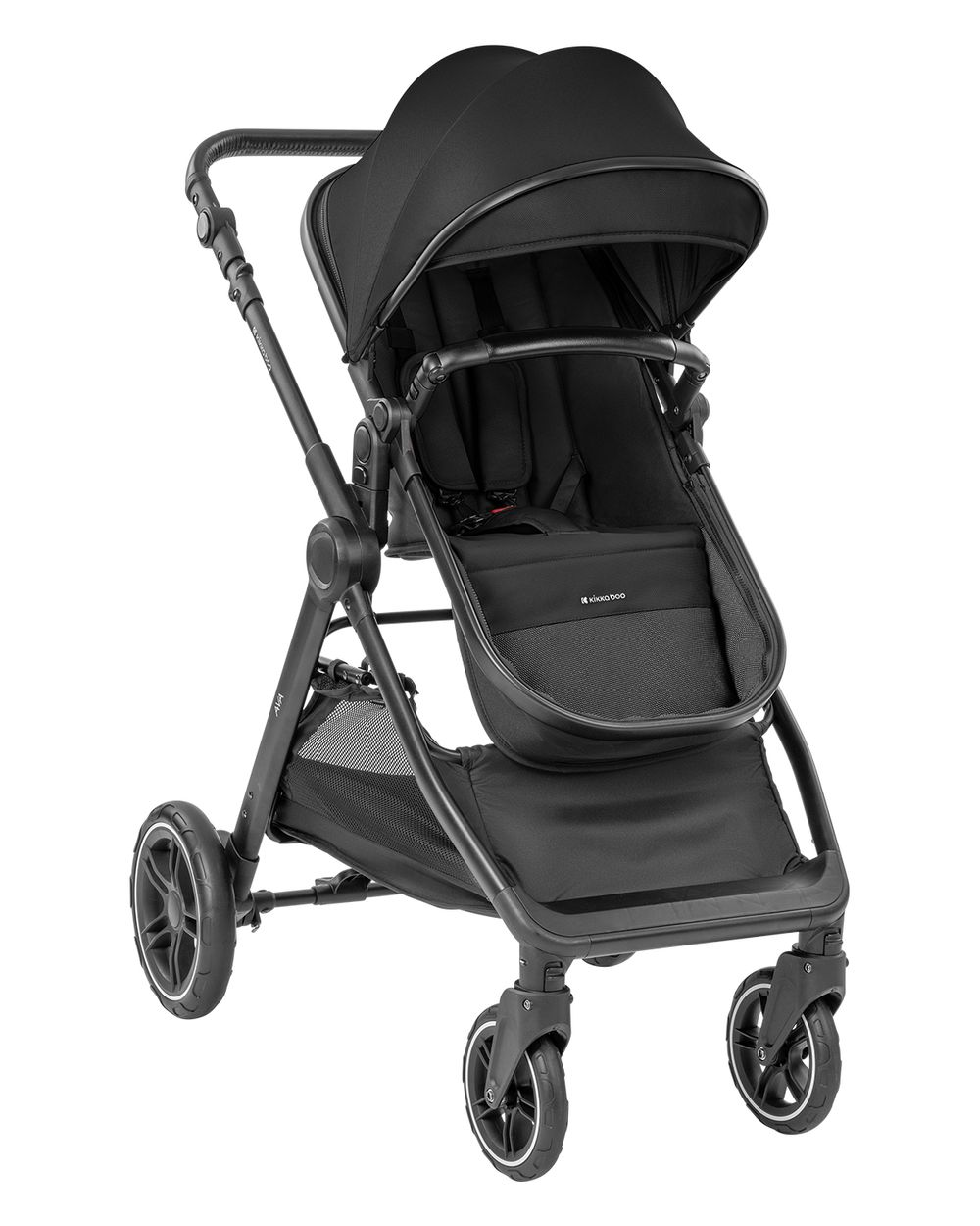 Ein schwarzer Kinderwagen mit Verdeck. Er hat vier Räder und einen Aufbewahrungskorb. Der Kinderwagen ist leer und einsatzbereit.