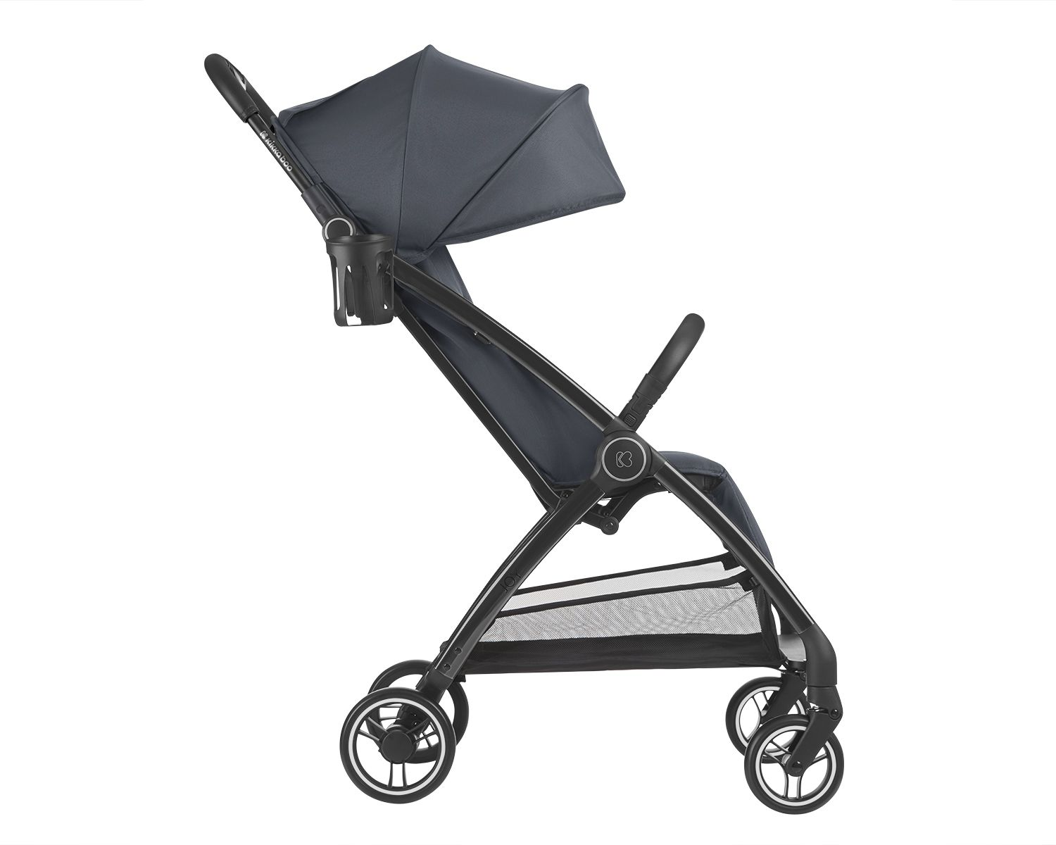 Ein dunkelgrauer Kinderwagen auf weißem Hintergrund. Er hat ein Verdeck, einen Getränkehalter und einen Aufbewahrungskorb. Die Räder sind schwarz und weiß.
