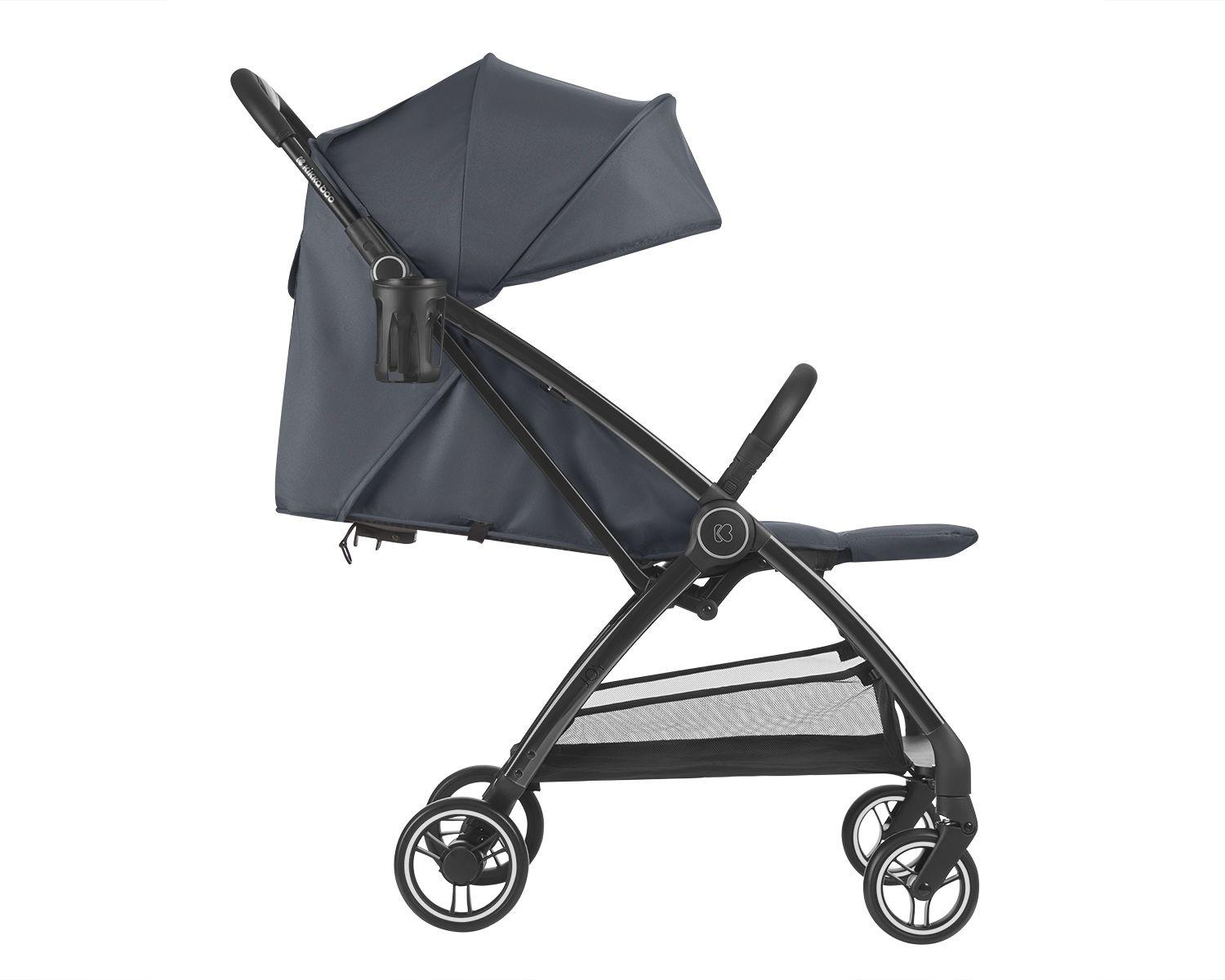 Ein dunkelgrauer Kinderwagen auf weißem Hintergrund. Er hat ein Verdeck, einen Becherhalter und einen Aufbewahrungskorb.