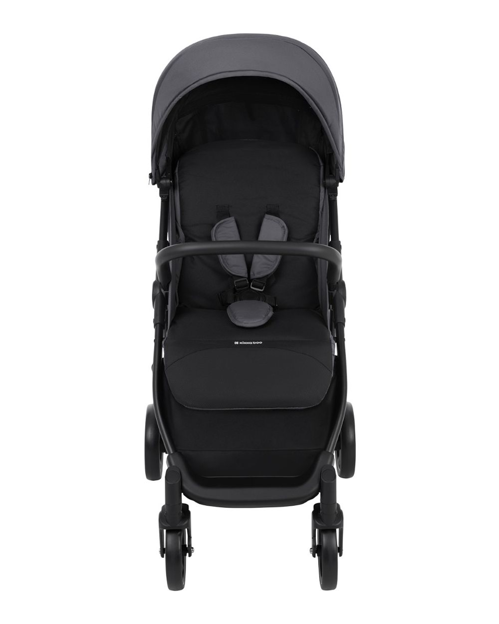 Ein schwarzer und grauer Kinderwagen wird gezeigt. Er hat ein Verdeck, einen Sitz und Räder. Der Kinderwagen ist leer und nach vorne gerichtet.