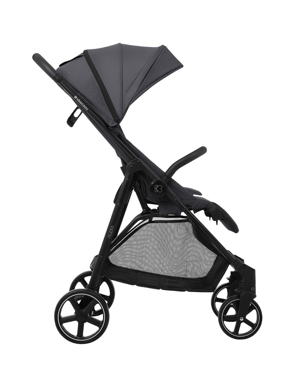 Ein grauer Kinderwagen mit Verdeck, schwarzem Rahmen und vier Rädern. Hat einen Aufbewahrungskorb unter dem Sitz. Die Marke heißt 'Alexa'.