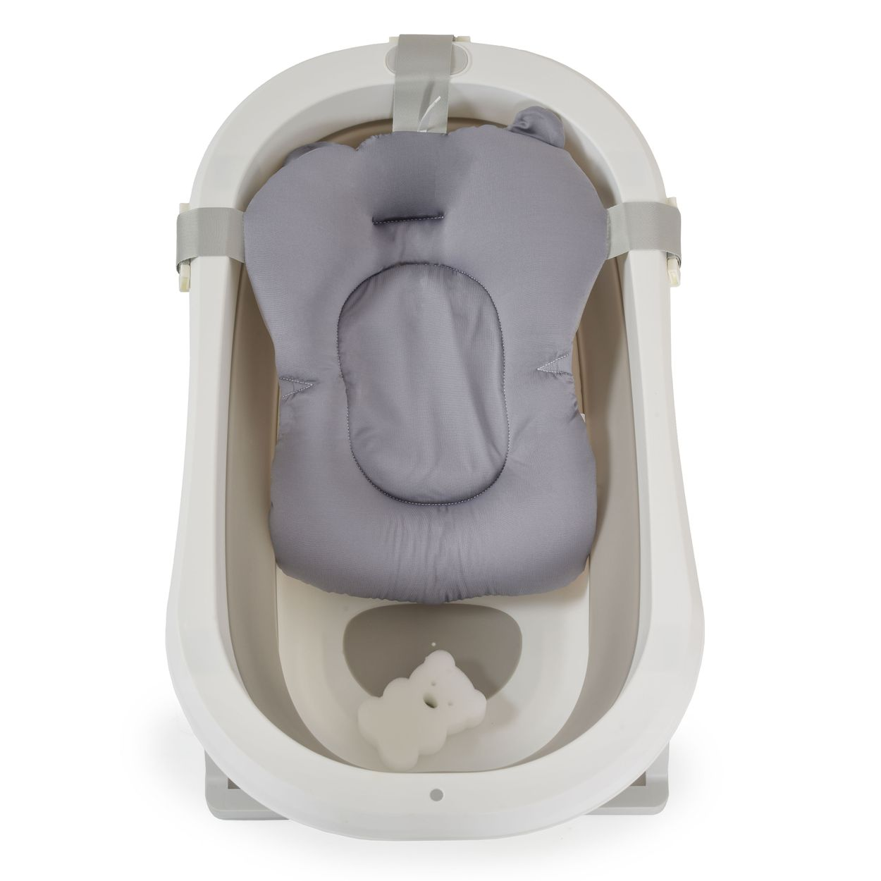 Ein Babybad mit einem grauen gepolsterten Sitz. Am Boden befindet sich ein weißer, bärenförmiger Schwamm. Die Wanne ist weiß.