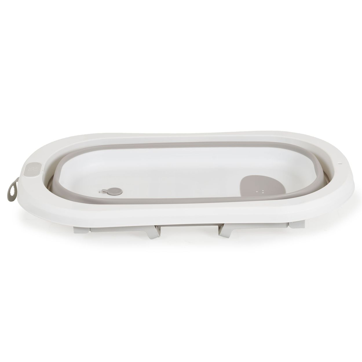 Eine weiß-graue, zusammenklappbare Babybadewanne auf einer weißen Oberfläche. Die Wanne ist oval mit grauem Innenrand und grauem Stöpsel.