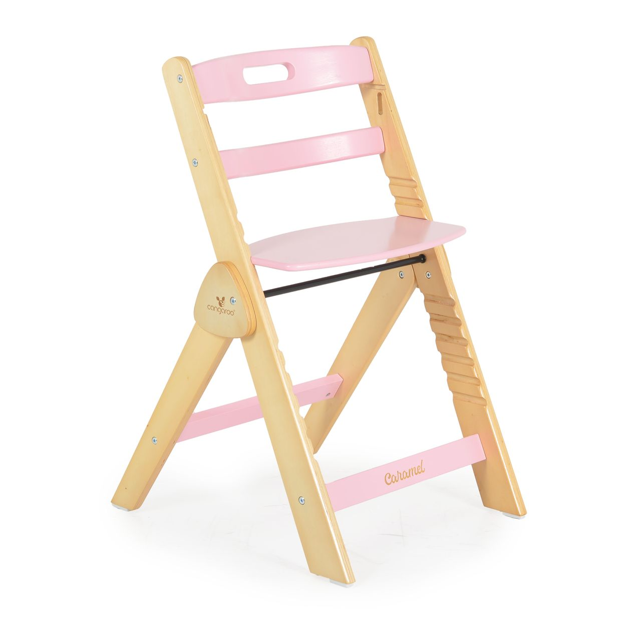 Ein rosa-holzfarbener Hochstuhl. Der Stuhl hat einen rosa Sitz und eine Rückenlehne mit Holzrahmen. Der Name 'Caramel' steht darauf.