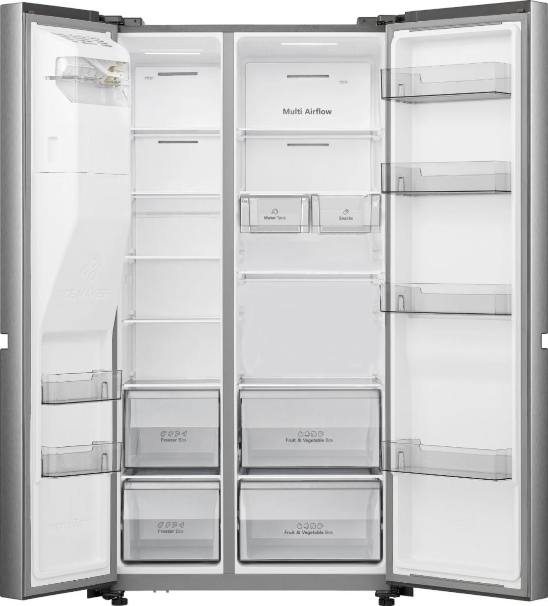 Un refrigerador plateado con las puertas abiertas. En el interior hay estantes, cajones para frutas, verduras y un congelador. También hay una máquina de hielo.