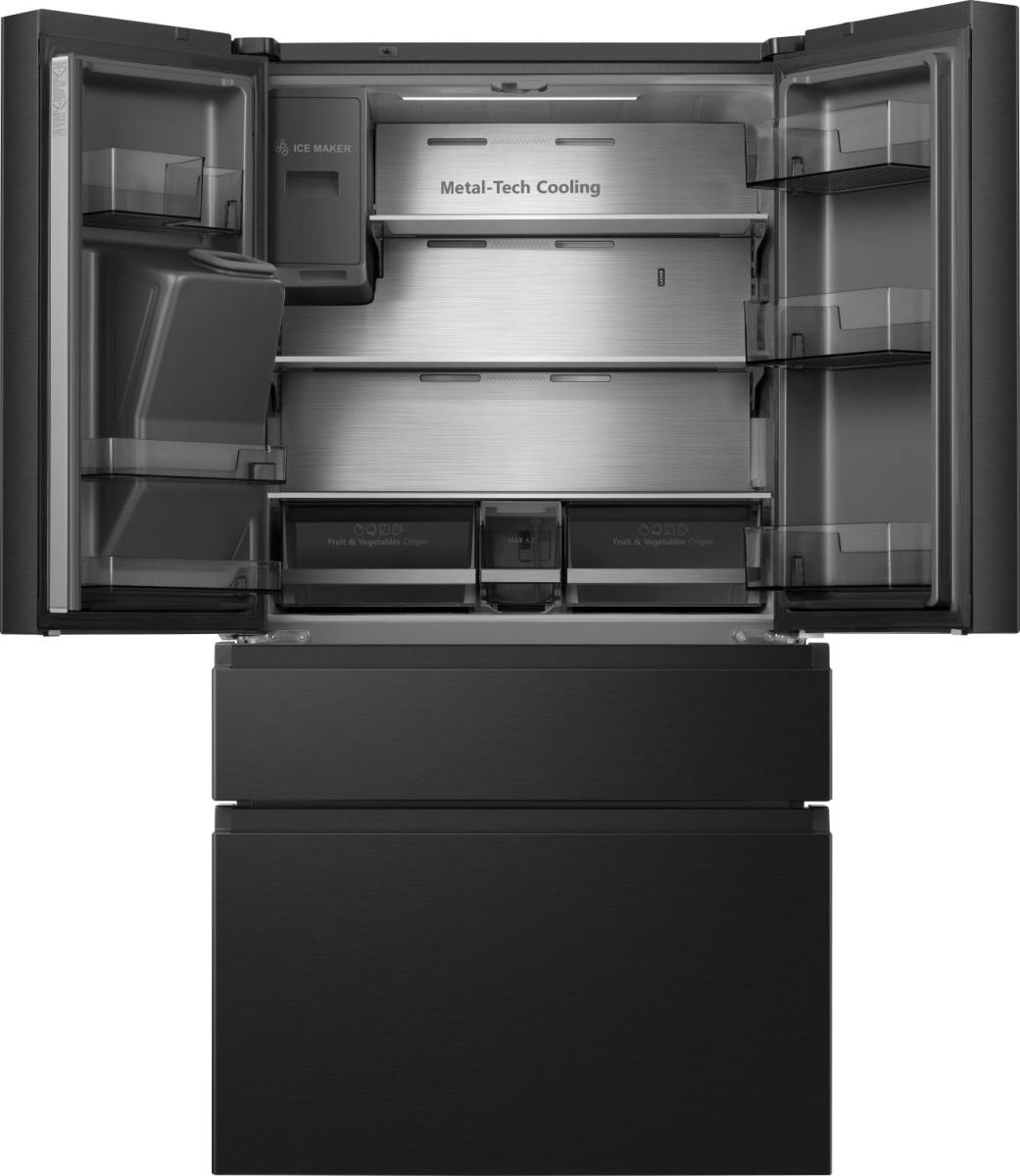 Ein schwarzer Kühlschrank mit geöffneten Türen zeigt Regale, Schubladen und einen Eisbereiter. Der Innenraum ist metallisch mit der Aufschrift 'Metal-Tech Cooling'.