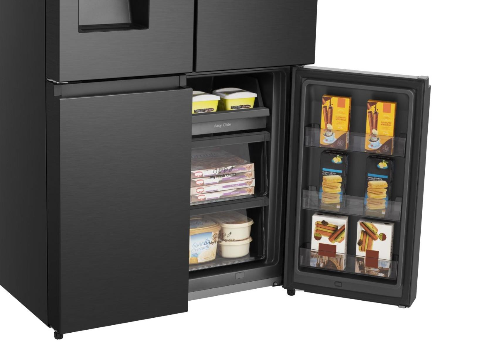 Schwarzer Kühlschrank mit offener Gefriertür, die gefrorene Lebensmittel wie Pizza, Eiscreme und Desserts zeigt. Der Kühlschrank steht in einem Raum.