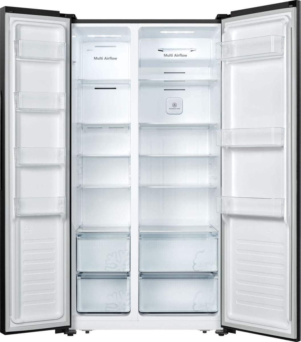 Ein offener, leerer schwarzer Kühlschrank mit zwei Türen. Im Inneren befinden sich mehrere Regale, Schubladen und Fächer. Weißer Innenraum, Multi-Airflow-Etikett.