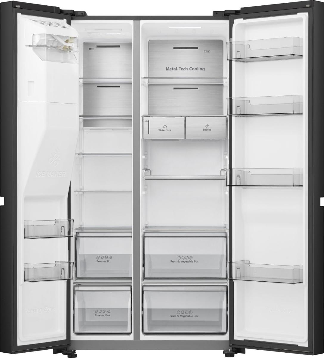 Un frigorifero nero aperto con due porte. All'interno ci sono ripiani, cassetti e scomparti etichettati per freezer, frutta e snack.