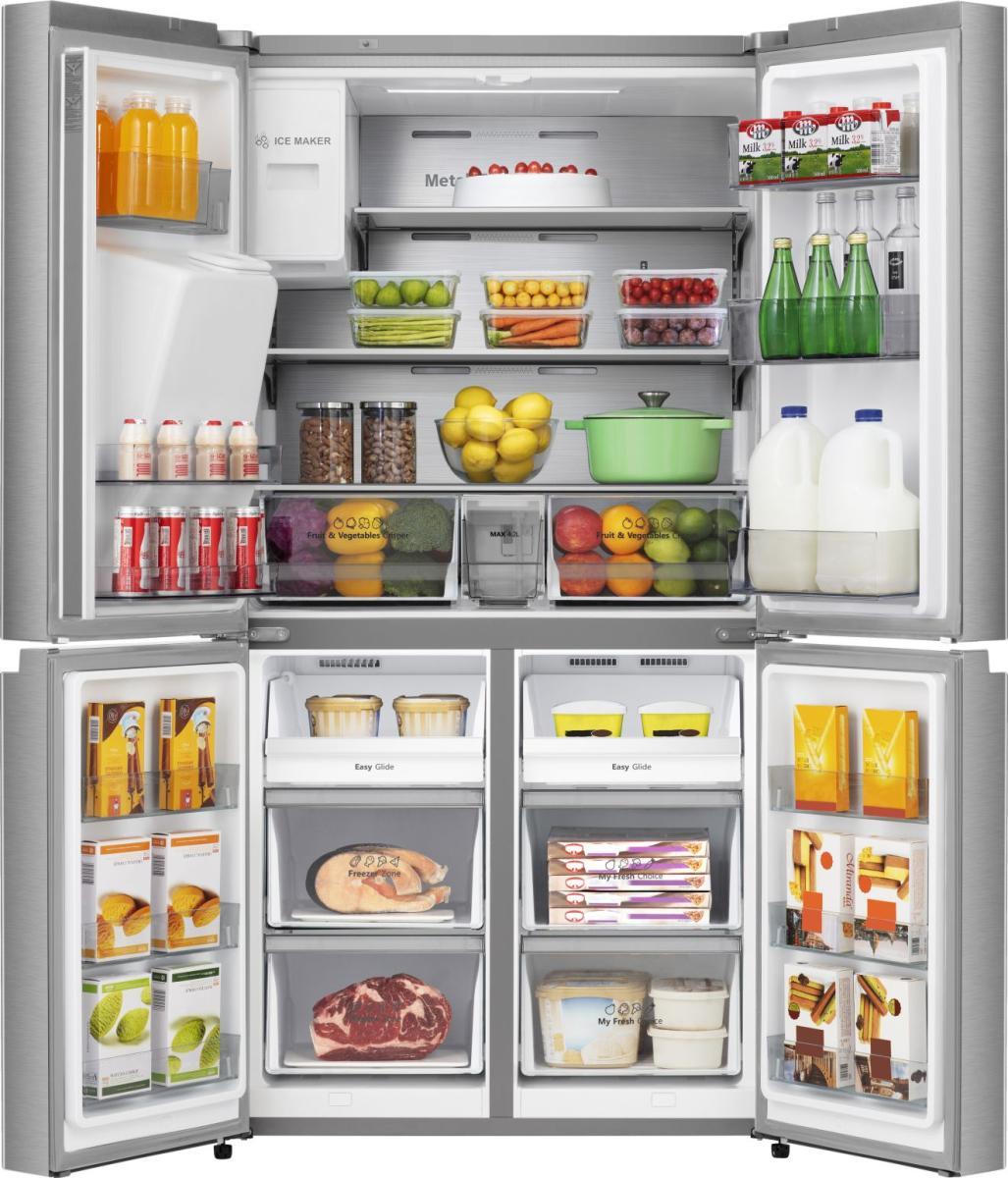 Ein voller Edelstahlkühlschrank mit offenen Türen, gefüllt mit Obst, Gemüse, Getränken, Fleisch und Tiefkühlkost.