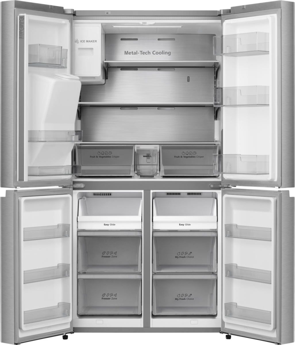 Ein Edelstahlkühlschrank ist geöffnet und zeigt Regale, Schubladen und einen Eisbereiter. Etiketten sind 'Metal-Tech Cooling' und 'Fruit & Vegetables Crisper'.