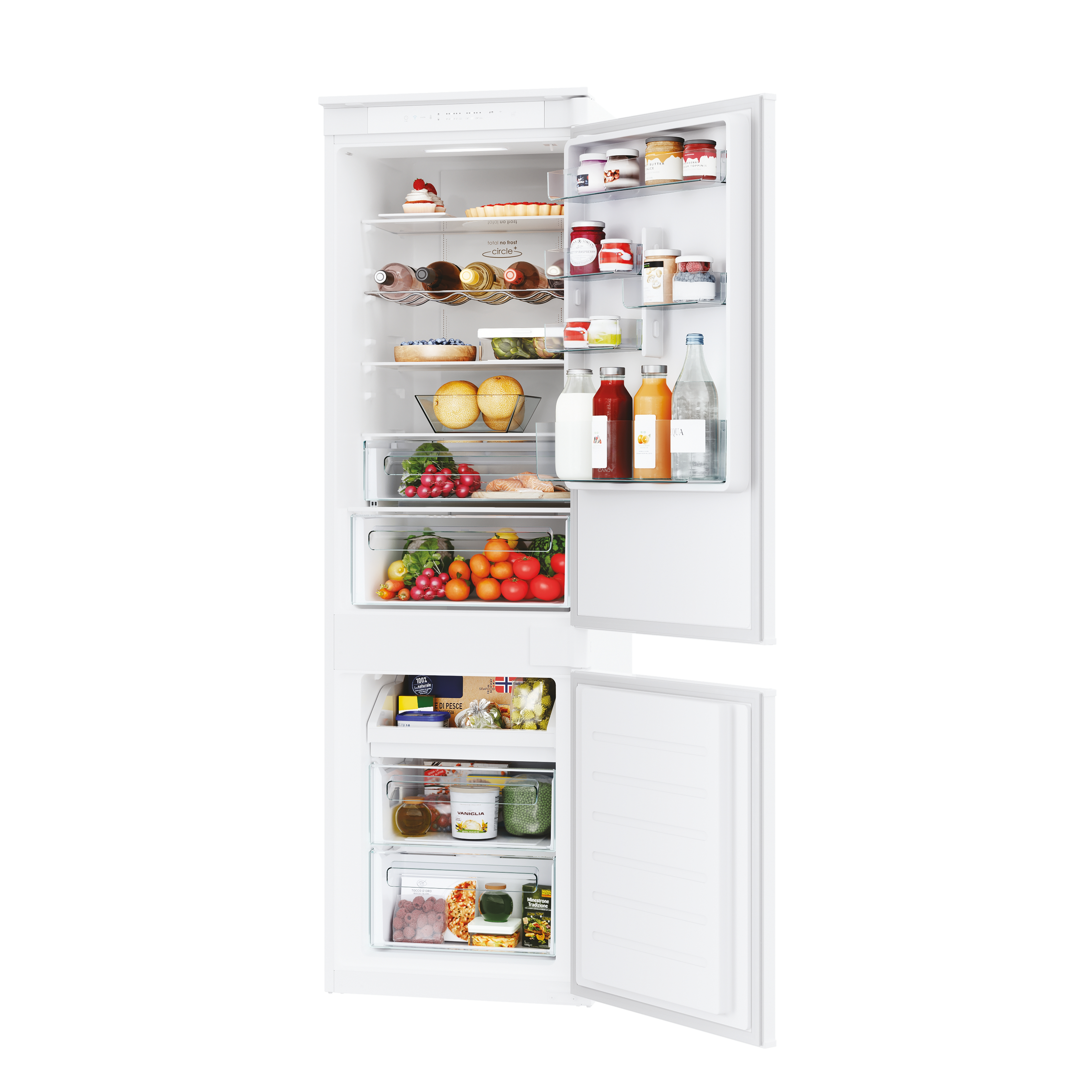 Un frigorifero bianco aperto pieno di vari alimenti come frutta, verdura, barattoli, bottiglie e surgelati.