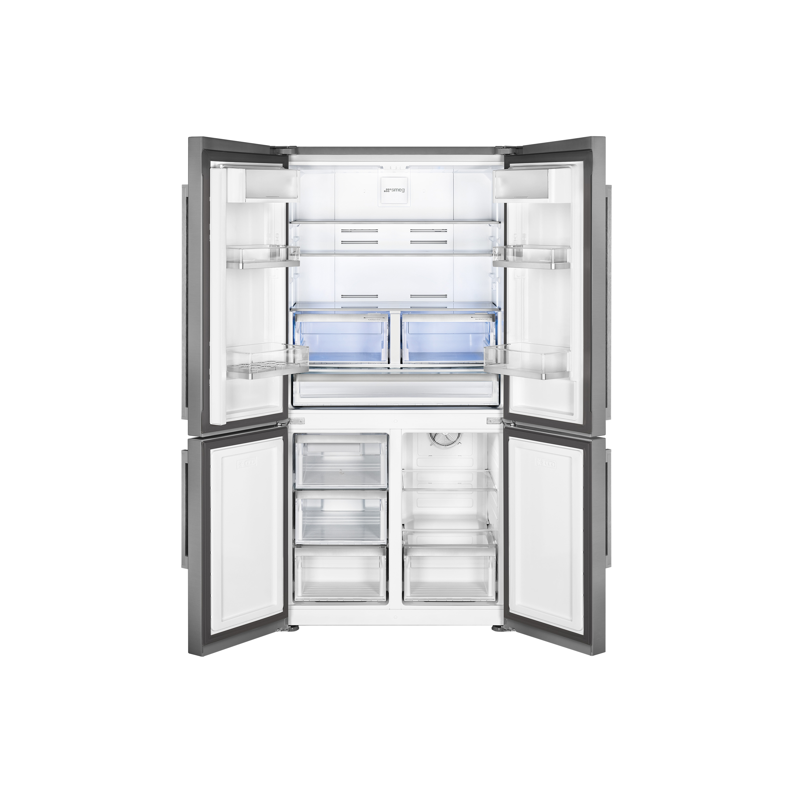Een brede, open koelkast met meerdere compartimenten en deuren. De deuren zijn open en onthullen planken en laden, met een wit interieur.