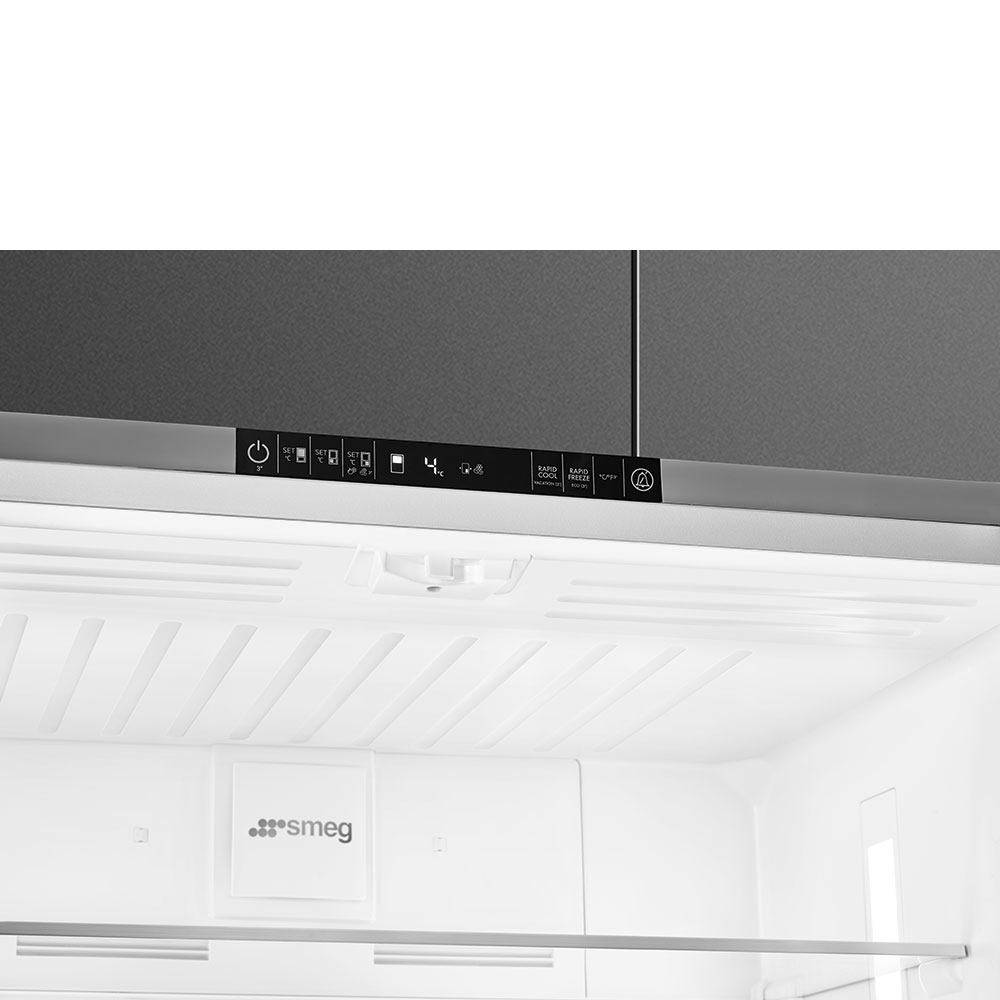 Dentro de un refrigerador, mostrando panel de control con encendido, ajustes de temperatura y opciones de enfriamiento/congelación rápida. Logo Smeg visible.