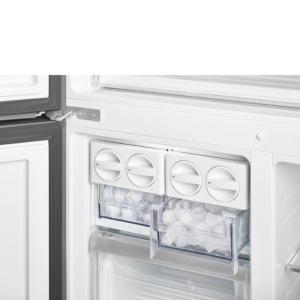 Primer plano del dispensador de hielo del refrigerador. Dos recipientes de plástico transparente llenos de cubitos de hielo. Controles blancos encima.