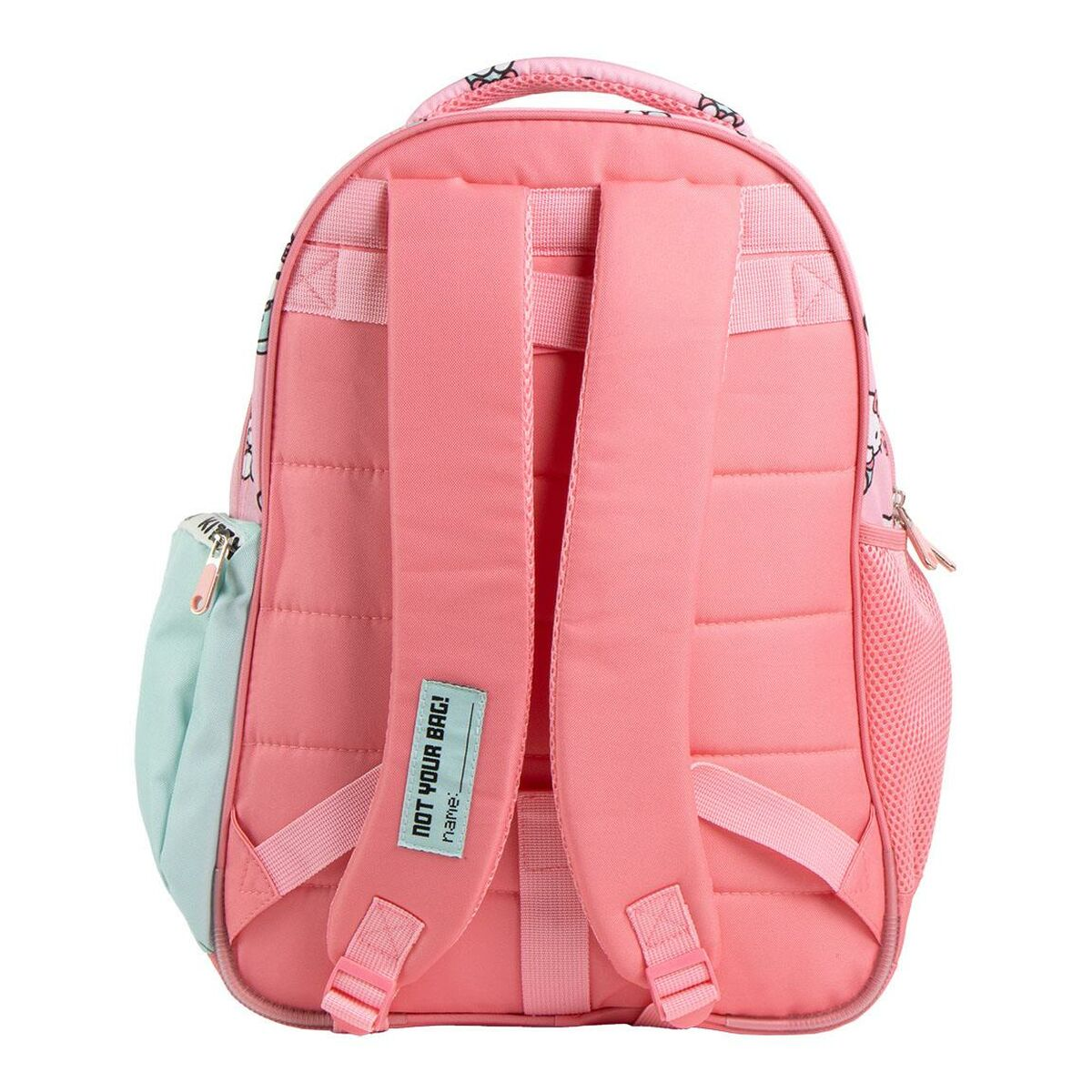 Rosa Rucksack mit hellblauer Seitentasche, zwei rosa Trägern und einem Griff. Er hat ein Etikett mit der Aufschrift "NOT YOUR BAG!".