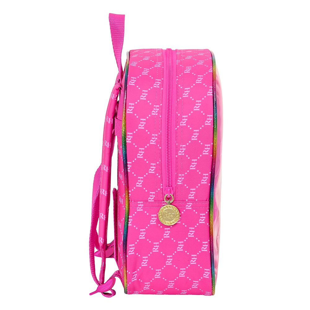 Rosa Rucksack mit RH-Muster, Regenbogenbesatz und Reißverschluss. Hat einen goldenen Anhänger und Schultergurte. Griff oben.