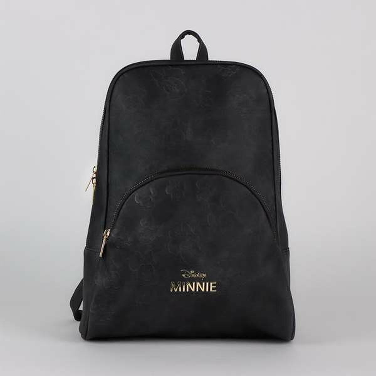 Schwarzer Rucksack mit goldenen Reißverschlüssen und einer Vordertasche. Er hat ein Minnie Mouse Logo in Gold. Der Hintergrund ist schlicht weiß.